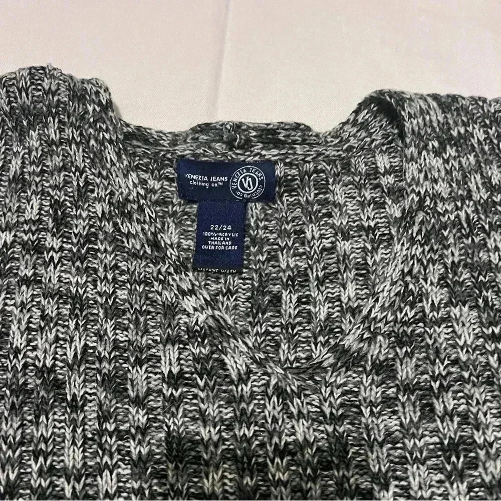Venezia Jeans Cloathing Co. Black Gray and White Mans Sweater Size 22-24